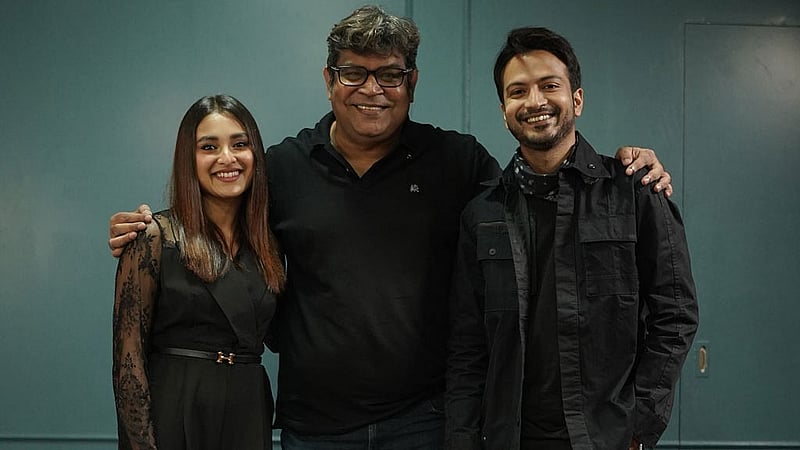 পরিচালক শিহাব শাহীনের সঙ্গে অভিনয়শিল্পী ইয়াশ রোহান ও তানজিম সাইয়ারা তটিনী।