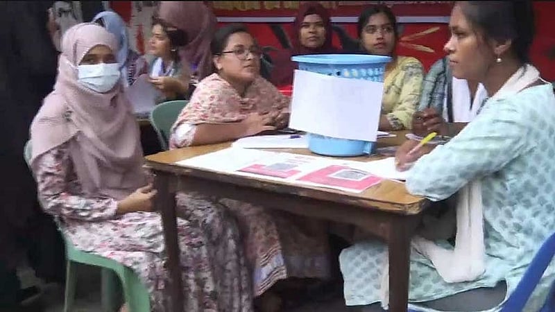 ঢাকা বিশ্ববিদ্যালয়ের টিএসটিতে বৈষম্যবিরোধী ছাত্র আন্দোলনের ব্যানারে শুক্রবার গণত্রাণ সংগ্রহ কার্যক্রমে অংশ নেওয়া শিক্ষার্থীরা। 