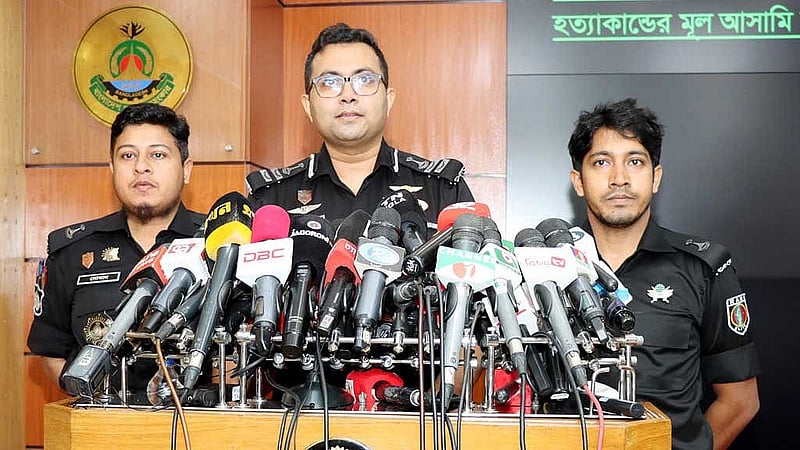 বুধবার রাজধানীর কারওয়ান বাজারে র্যাবের মিডিয়া সেন্টারে এক সংবাদ সম্মেলনে বাহিনীর আইন ও গণমাধ্যম শাখার পরিচালক লেফটেন্যান্ট কর্নেল মুনীম ফেরদৌস।