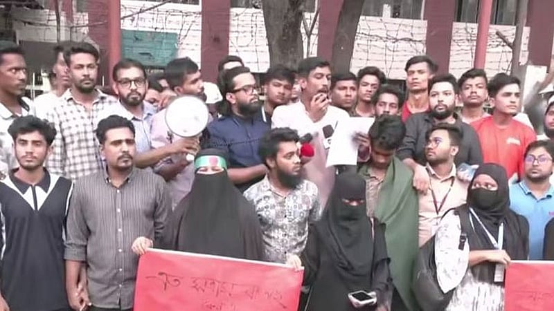 সন্ত্রাসীদের বিরুদ্ধে ব্যবস্থা নেওয়ার দাবি জানিয়ে মোহাম্মদপুর থানার সামনে এলাকাবাসীর অবস্থান।
