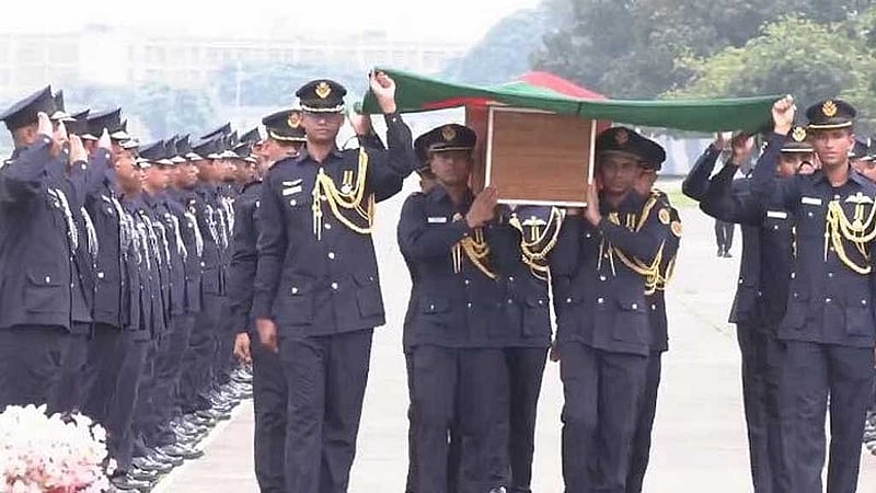 মঙ্গলবার কুর্মিটোলায় বীর উত্তম এ কে খন্দকার বিমান বাহিনী ঘাঁটিতে ফ্লাইট লেফটেন্যান্ট তৌকির ইসলামের ‘ফিউনারেল প্যারেড’ হয়।