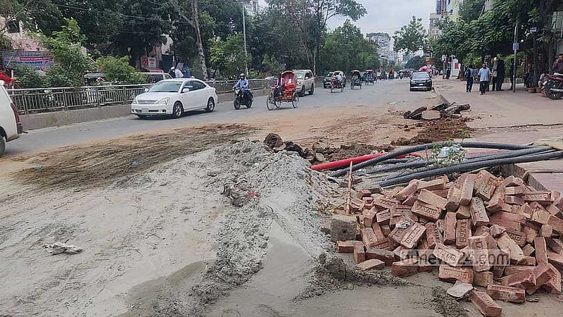 রাজধানীর সাতমসজিদ সড়কে মঙ্গলবার হঠাৎ বড় গর্ত তৈরি হয়। পরবর্তীতে সেটি ভরাট করে দিলে যানবাহন চলাচল স্বাভাবিক হয়।