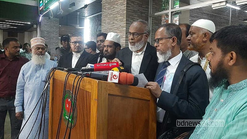 ঢাকার দোহার-নবাবগঞ্জ আসন নিয়ে আপত্তি-শুনানির পর সাংবাদিকদের ব্রিফ করছেন দুই আইনজীবী খলিলুর রহমান ও আব্দুর রশিদ মোল্লা।