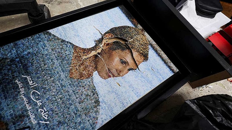 আসাদ ক্ষমতাচ্যুত হওয়ার পর প্রেসিডেন্ট ভবনে তার স্ত্রীর ফটোফ্রেম ভেঙে ফেলেন উত্তেজিত জনতা। ছবি: রয়টার্স