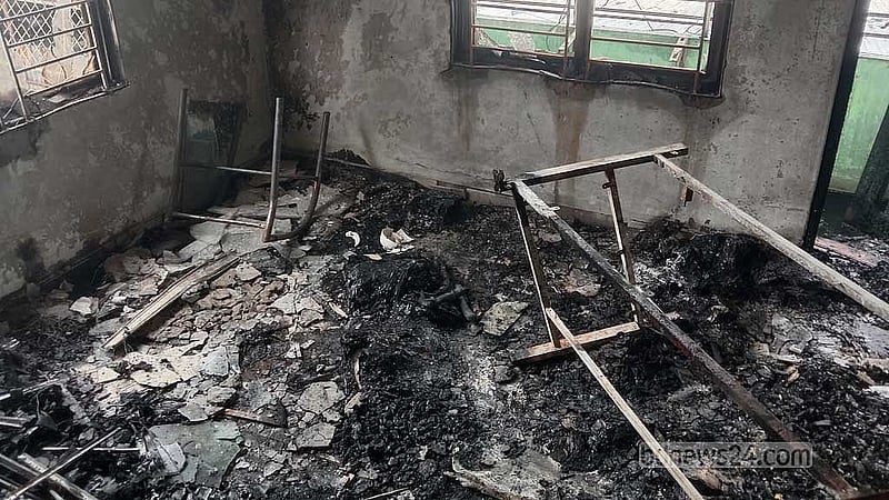 পুড়িয়ে দেওয়া বাড্ডা থানার একটি কক্ষ। মঙ্গলবার দুপুরে।