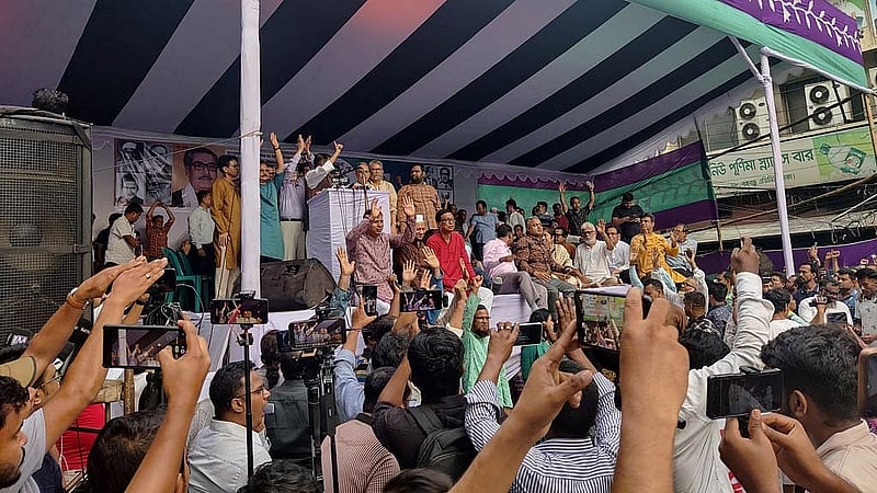 বঙ্গবন্ধু অ্যাভিনিউয়ে ঢাকা মহানগর দক্ষিণ আওয়ামী লীগের সমাবেশে দলের নেতারা।