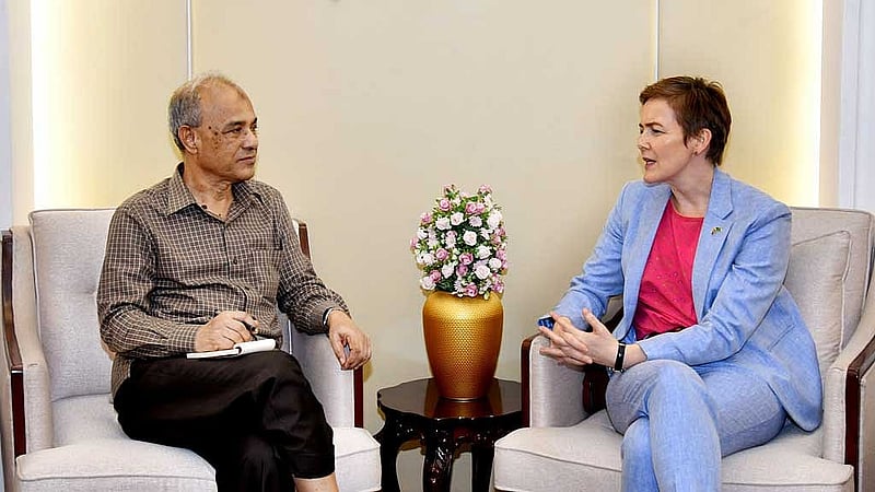 স্বরাষ্ট্র উপদেষ্টা মো. জাহাঙ্গীর আলম চৌধুরীর সঙ্গে বুধবার বিকালে ঢাকায় অস্ট্রেলিয়ার হাই কমিশনার (ভারপ্রাপ্ত) নারদিয়া সিম্পসন সাক্ষাৎ করেন। সূত্র: পিআইডি।