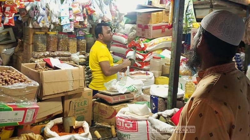 নারায়ণগঞ্জের দিগুবাবুর বাজারের একটি মনোহারী দোকান।