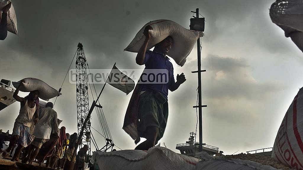 পরবর্তী সরকার অর্থনীতির বন্ধুর পথ কেমন করে পাড়ি দেবে, সেই আলোচনা ঘুরেফিরে আসছে। ফাইল ছবি