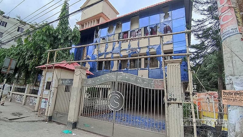 পুলিশ বলছে, মোহাম্মদপুরে হামলা ছিল ব্যাপক। তারা থানা ও ফাঁড়ি গুঁড়িয়ে দিয়ে গণভবনের দিকে আসার চেষ্টা করেছিল।