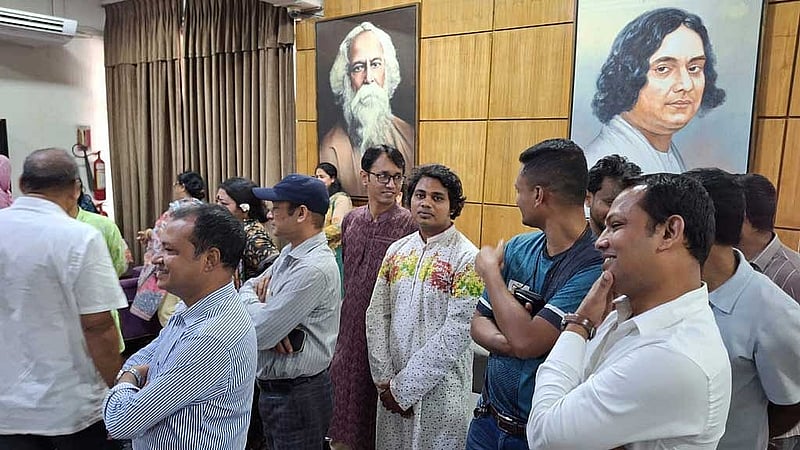 জ্যোতিকা জ্যোতি মঙ্গলবার সকালে শিল্পকলা একাডেমিতে গেলে তার কক্ষের সামনে জড়ো হয়ে ক্ষোভ প্রকাশ করেন।  