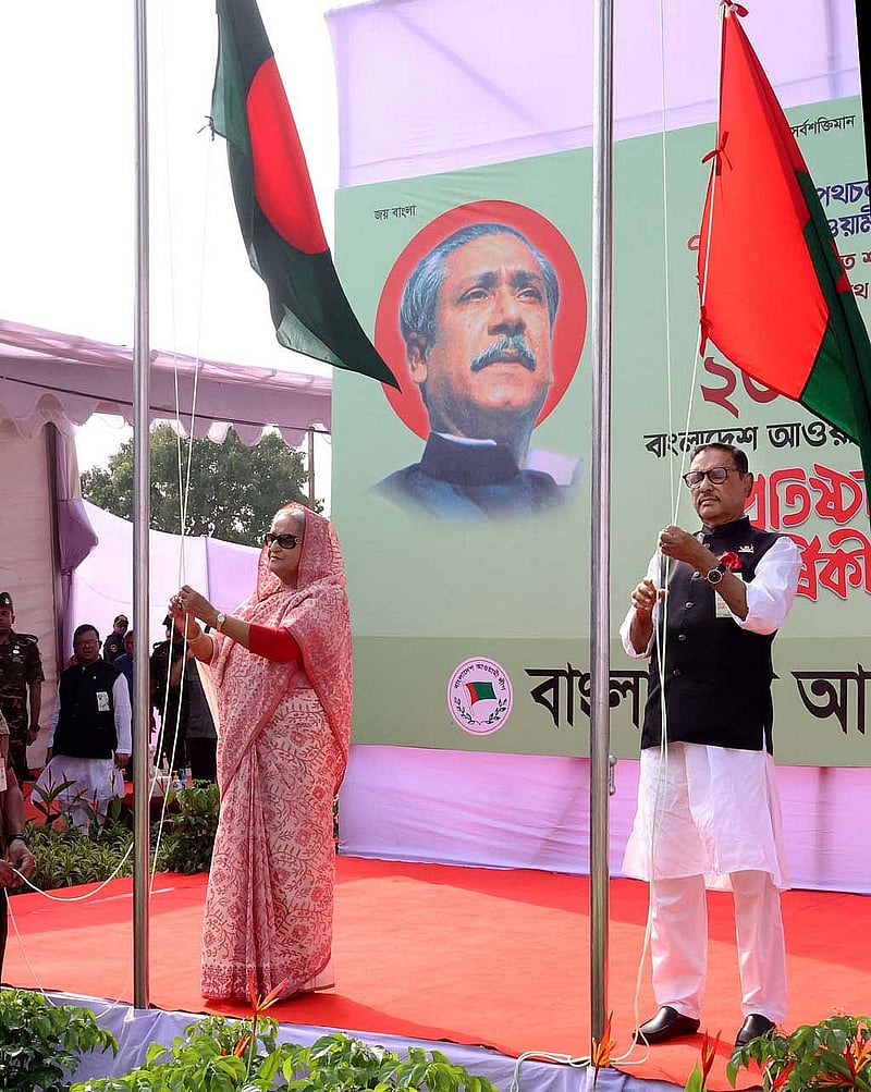 সোহরাওয়ার্দী উদ্যানের আওয়ামী লীগের সমাবেশে জাতীয় পতাকা উত্তোলন করেন শেখ হাসিনা, দলীয় পতাকা উত্তোলন করেন ওবায়দুল কাদের।