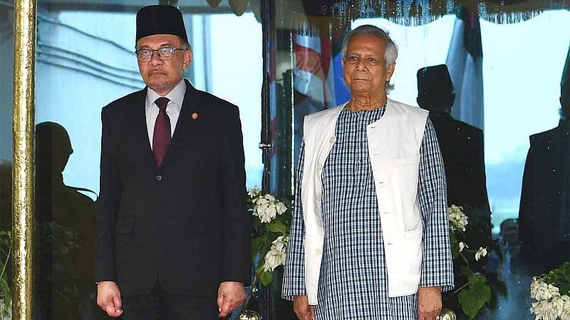 মালয়েশিয়ার প্রধানমন্ত্রী আনোয়ার ইব্রাহিম শুক্রবার সংক্ষিপ্ত সফরে ঢাকা পৌঁছালে তাকে বিমানবন্দরে গার্ড অব অনার দেওয়া হয়।ছবি: প্রধান উপদেষ্টার কার্যালয়