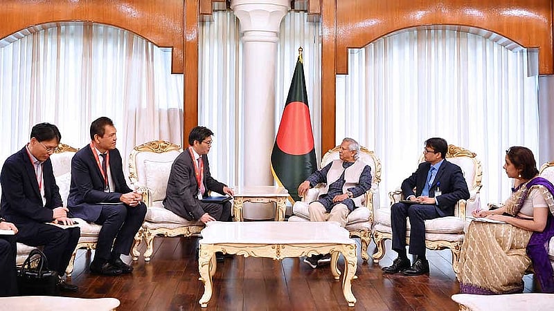 যুক্তরাষ্ট্রের অর্থ দপ্তরের আন্তর্জাতিক অর্থায়ন বিষয়ক সহকারী মন্ত্রী ব্রেন্ট নেইম্যানের নেতৃত্বে ছয় সদস্যের প্রতিনিধি দল রোববার অন্তর্বর্তীকালীন সরকারের প্রধান উপদেষ্টা অধ্যাপক মুহাম্মদ ইউনূসের সঙ্গে সাক্ষাৎ করে।  ছবি: পিআইডি