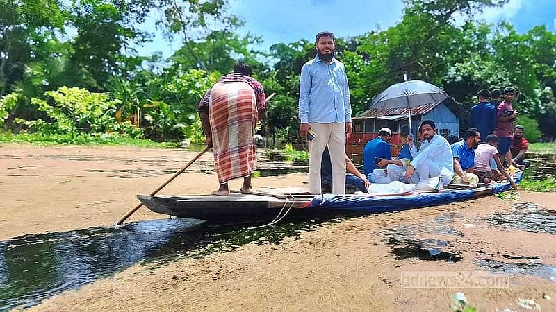 বন্যার পানি পুরোপুরি না নামায় কুমিল্লা জেলার কিছু এলাকায় এখনও নৌকায় চলাচল করতে হচ্ছে। 