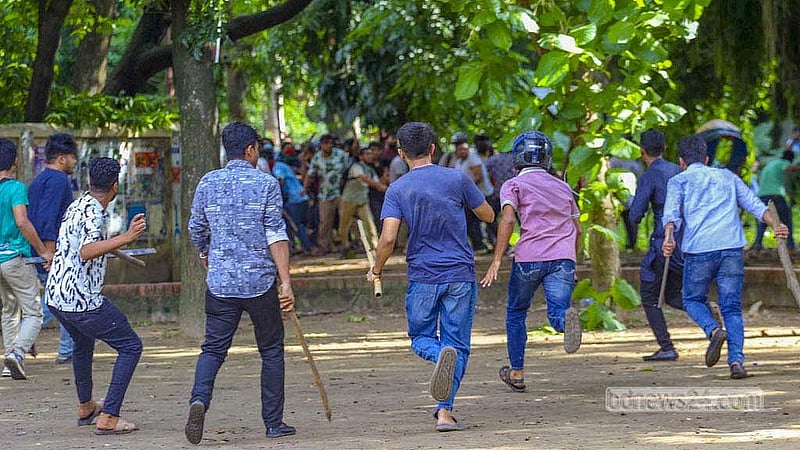 গত ১৫ জুলাই ঢাকা বিশ্ববিদ্যালয়ে কোটা আন্দোলনকারীদের সঙ্গে ছাত্রলীগের সংঘর্ষ হলে কোটা আন্দোলনে নতুন মাত্রা যোগ হয়।