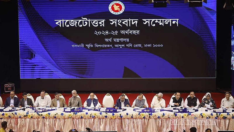 ঢাকার ওসমানি স্মৃতি মিলনায়নে শুক্রবার বাজেটোত্তর সংবাদ সম্মেলনে অর্থমন্ত্রী আবুল হাসান মাহমুদ আলীর সঙ্গে উপস্থিত মন্ত্রী-প্রতিমন্ত্রী ও সচিবরা।