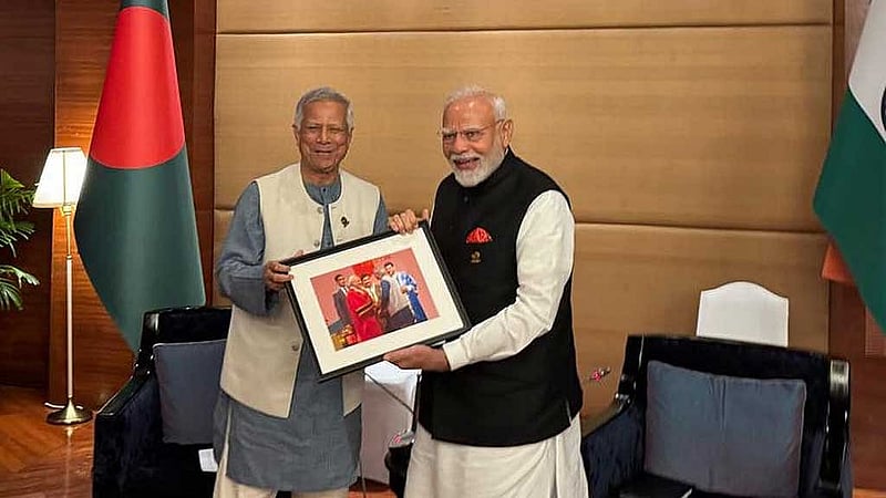 সম্পর্কের টানাপড়েন চলার মধ্যে থাইল্যান্ডের ব্যাংককে ৪ এপ্রিল প্রধান উপদেষ্টা মুহাম্মদ ইউনূস ও ভারতের প্রধানমন্ত্রী নরেন্দ্র মোদীর বৈঠক হয়। সেই বৈঠক শেষে মোদীকে একটি আলোকচিত্র উপহার দেন ইউনূস। ফাইল ছবি