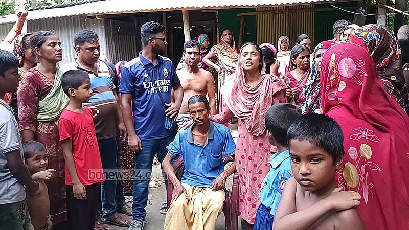 বাড়িতে স্বজন ও স্থানীয়দের ভিড়। 