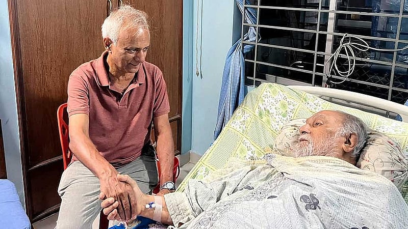 গত ১৫ সেপ্টেম্বর মাসুদ আলী খানকে দেখতে তার বাসায় গিয়েছিলেন শিল্পকলা একাডেমির মহাপরিচালক সৈয়দ জামিল আহমেদ।