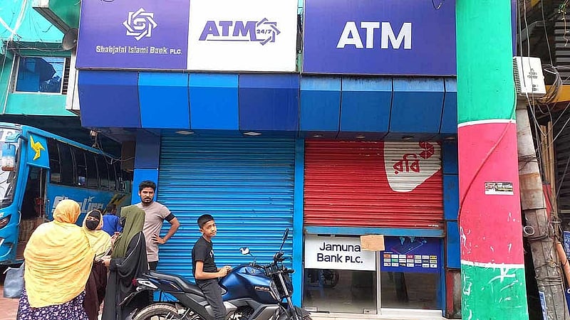 আন্দোলনের জেরে ইন্টারনেট বন্ধ রাখার সময়টায় ব্যাংকের এটিএম বুথে লেনদেনও করা যায়নি। 