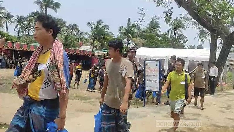 কক্সবাজার শহরের বাঁকখালী নদীর মোহনা সংলগ্ন নুনিয়ারছড়ার বিআইডব্লিটিএ এর জেটি ঘাট নিয়ে যাওয়া হচ্ছে মিয়ানমারের ১৩৪ বিজিপি ও সেনা সদস্যকে।