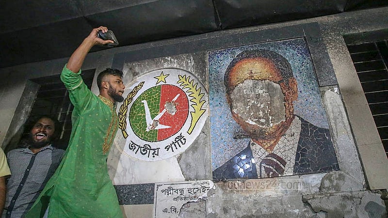 গত ৩১ অক্টোবর ঢাকার বিজয়নগরে জাতীয় পার্টির কেন্দ্রীয় কার্যালয়ে হামলা হয়।
