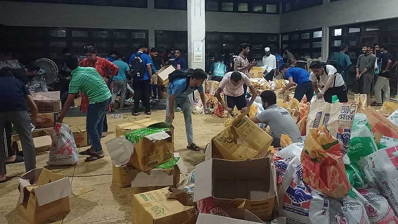 ঢাকা বিশ্ববিদ্যালয়ের টিএসটিতে বৈষম্যবিরোধী ছাত্র আন্দোলনের ব্যানারে শুক্রবার সংগ্রহ করা গণত্রাণের একাংশ।