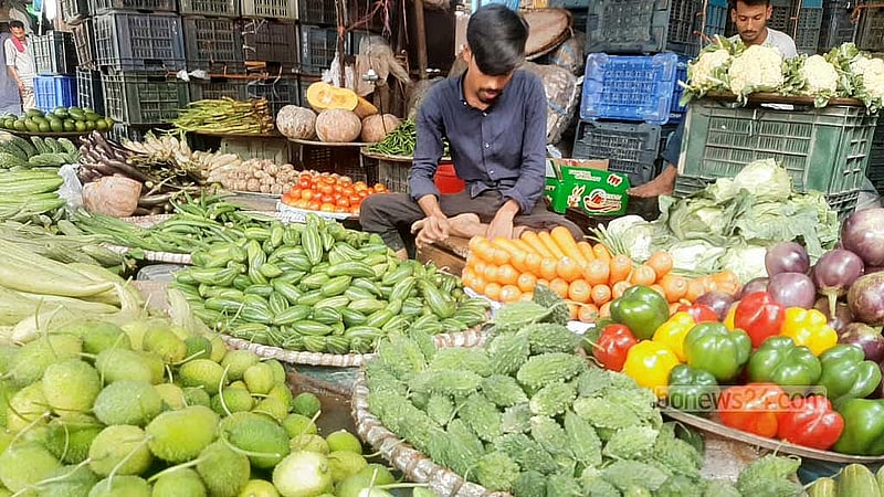 সবজির সরবরাহ বাড়ার পর দাম কিছুটা কমার তথ্য দিচ্ছেন ক্রেতা-বিক্রেতারা।