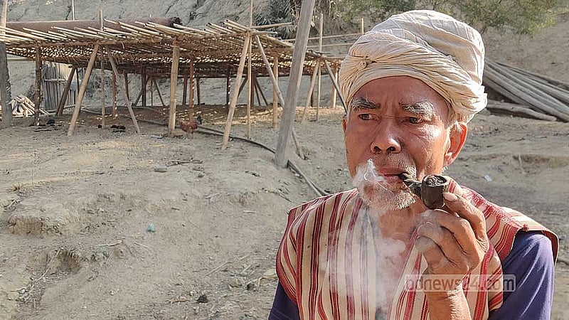 রেংমিটচ্য ভাষায় সবচেয়ে পারদর্শী ৭৩ বছর বয়সী মাংপুং ম্রো।