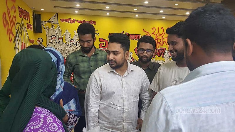 নতুন রাজনৈতিক দল গঠনের বিষয়ে বৈষম্যবিরোধী ছাত্র আন্দোলন ও জাতীয় নাগরিক কমিটির কমিটি বৈঠকে যোগ দিতে বাংলামোটরে নাগরিক কমিটির কার্যালয়ে আসেন সদ্য উপদেষ্টার পদ ছেড়ে দেওয়া নাহিদ ইসলাম।