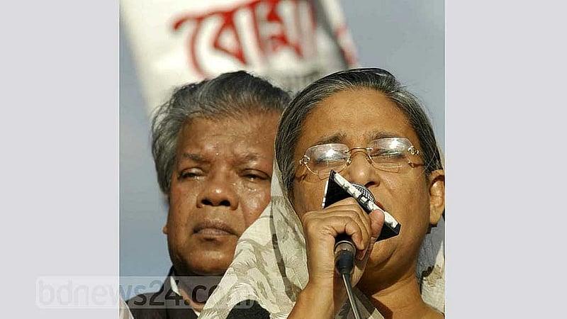 ২০০৪ সালের ২১ অগাস্ট বঙ্গবন্ধু এভিনিউয়ে শেখ হাসিনার ভাষণ শেষ হওয়ার সঙ্গে সঙ্গে শুরু হয় গ্রেনেড হামলা