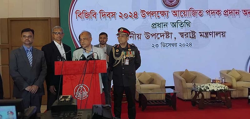 বর্ডার গার্ড বাংলাদেশের সদর দপ্তরে বিজিবি দিবস উপলক্ষে এক অনুষ্ঠানে সোমবার স্বরাষ্ট্র উপদেষ্টা মো. জাহাঙ্গীর আলম চৌধুরী।