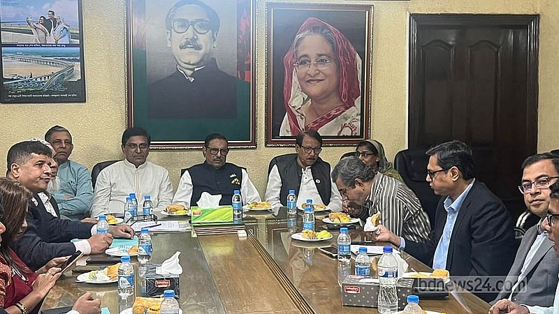 কর্মবিরতিতে থাকা বিশ্ববিদ্যালয় শিক্ষকদের একটি প্রতিনিধি দলের সঙ্গে শুক্রবার আলোচনায় বসেন আওয়ামী লীগের সাধারণ সম্পাদক ওবায়দুল কাদের। সেদিনই ‘প্রত্যয়’ স্কিম এক বছর পেছানোর কথা বলেন সড়ক মন্ত্রী।