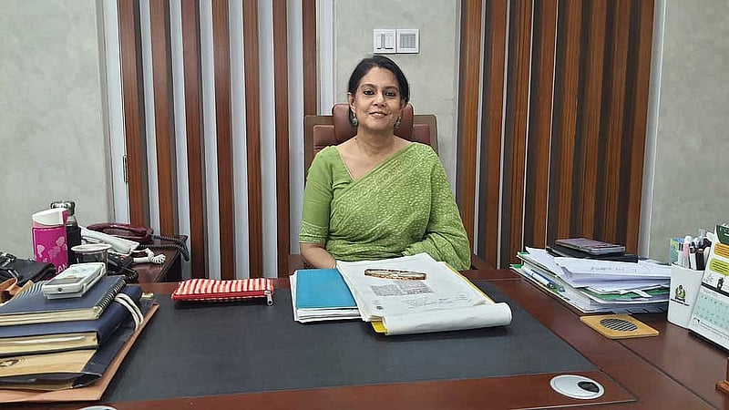 পরিবেশ, বন ও জলবায়ু পরিবর্তন উপদেষ্টা সৈয়দা রিজওয়ানা হাসানের নির্দেশনায় বিমানবন্দর এলাকাকে ‘নীরব এলাকা’ ঘোষণা করা হয়েছে।