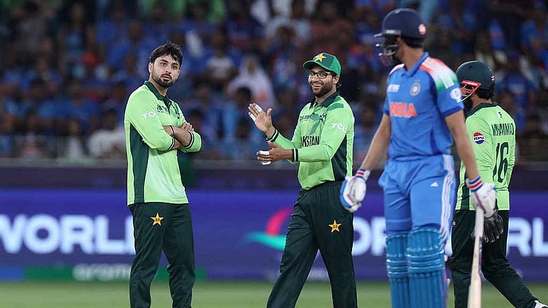 শুবমান গিলকে বোল্ড করে এভাবেই উদযাপন করেছিলেন আবরার। ছবি: রয়টার্স