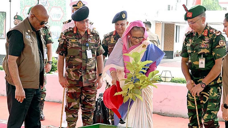 প্রতিষ্ঠাবার্ষিকী উপলক্ষে পিজিআর সদর দপ্তর প্রাঙ্গণে রোববার একটি গাছের চারা রোপণ করেন প্রধানমন্ত্রী শেখ হাসিনা। 