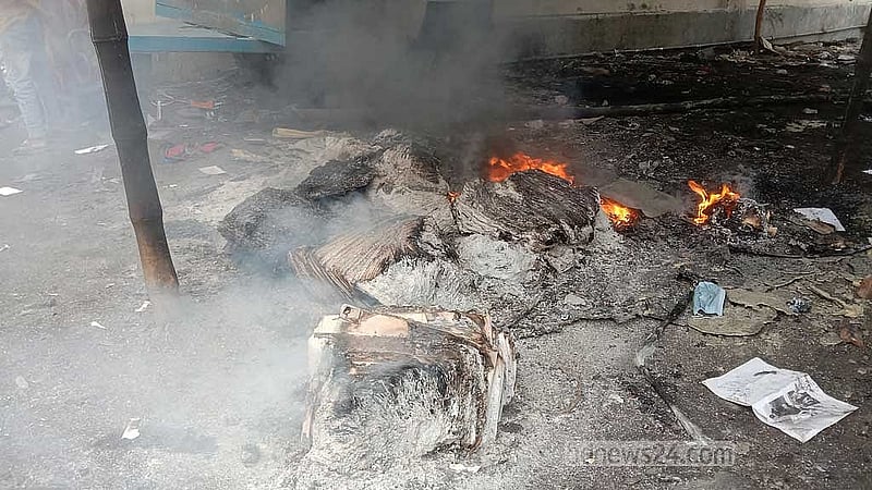 মঙ্গলবার শেষ রাতের দিকে পুলিশ সদস্যারা চলে গেলে থানায় আগুন দেয় স্থানীয় জনতা। 