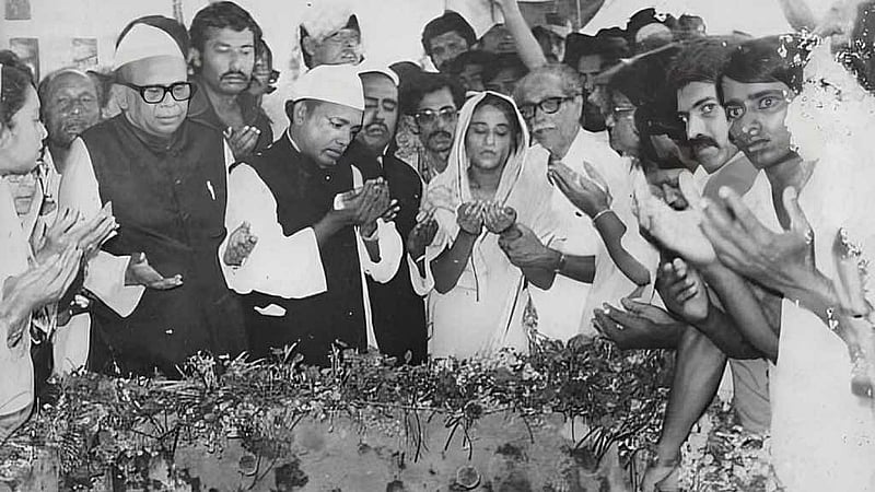 ১৯৮১ সালে দেশে ফেরার পর ১৯ মে টুঙ্গিপাড়ায় বঙ্গবন্ধুর কবরের পাশে শেখ হাসিনা। ছবি: আওয়ামী লীগ ওয়েবসাইট