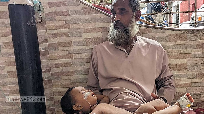 বরিশাল থেকে ঢাকায় আনা আলিফকে কোলে নিয়ে বাংলাদেশ শিশু হাসপাতাল ও ইনস্টিটিউটের বারান্দায় বসেছিলেন তার নানা। পরে আলিফকে সেখানে ভর্তি করা হয়।