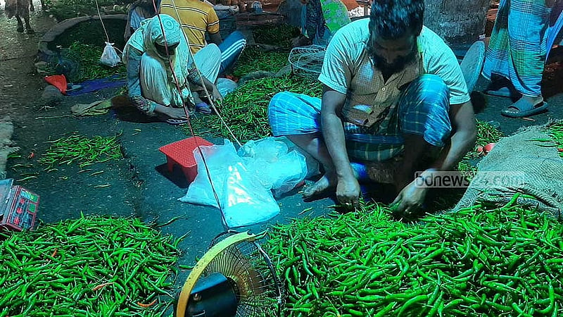 বুধবারও কারওয়ানবাজারে কাঁচা মরিচ পাওয়া গেছে ১২০ থেকে ১৪০ টাকা দরে। দুই দিনের ব্যবধানে সেটি বেড়ে হয়েছে ২০০ থেকে ২২০ টাকা।