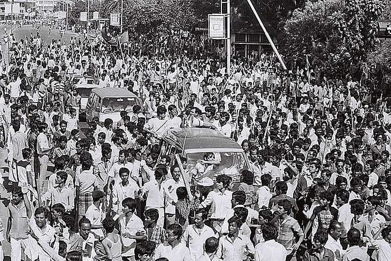 ১৯৮৭ সালের ১০ নভেম্বর শেখ হাসিনার গাড়ির সামনেই ছিলেন নূর হোসেন। 