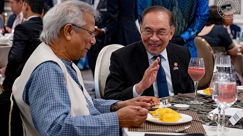 পুত্রজায়ায় দ্বিপক্ষীয় বৈঠকের পর অন্তরঙ্গ মুহূর্তে বাংলাদেশের প্রধান উপদেষ্টা অধ্যাপক মুহাম্মদ ইউনূস এবং মালয়েশিয়ার প্রধানমন্ত্রী আনোয়ার ইব্রাহিম। ছবি: পিআইডি