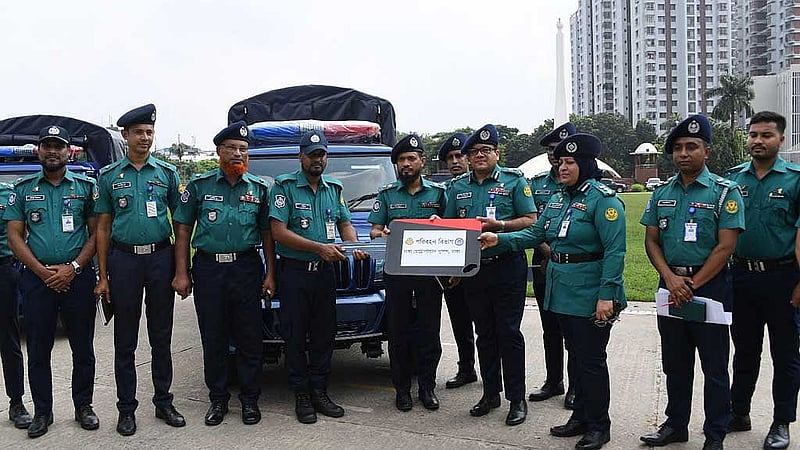 বুধবার ঢাকার ১০ থানায় একটি করে নতুন গাড়ি বুঝিয়ে দেওয়া হয়। 
