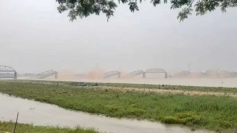 মিয়ানমারের ইরাবতী নদীর উপরের আভা ও সাগাইং অঞ্চলের সংযোগ সেতু আভা। ছবি: এক্স