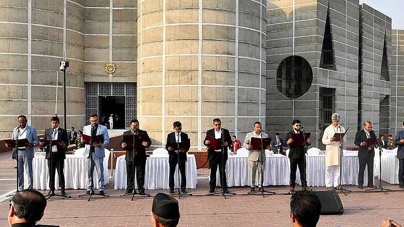 জাতীয় সংসদ ভবনের দক্ষিণ প্লাজায় মঙ্গলবার বিকালে নতুন সরকারের প্রতিমন্ত্রীদের সদস্যদের শপথ পড়ান রাষ্ট্রপতি মো. সাহাবুদ্দিন। ছবি: পিআইডি