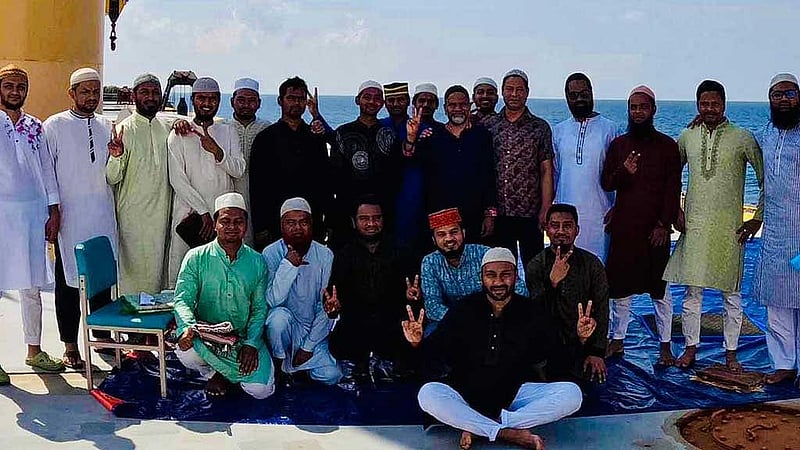 ১০ এপ্রিল জাহাজে একসঙ্গে ঈদের নামাজ আদায়ের পর ছবি তোলেন এমভি আবদুল্লাহ’র জিম্মি বাংলাদেশি নাবিকরা।