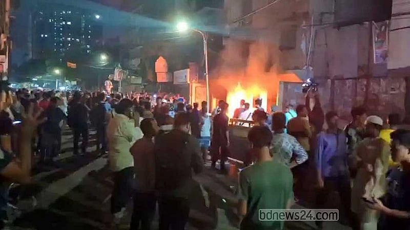 বৃহস্পতিবার সন্ধ্যায় রাজধানীর বিজয়নগরে জাতীয় পার্টির কেন্দ্রীয় কার্যালয়ে হামলা করে আগুন ধরিয়ে দেয় একদল মানুষ।