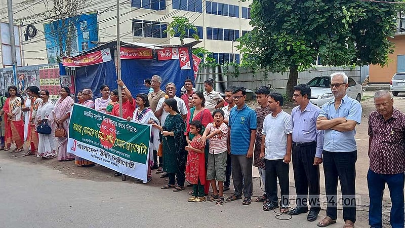 ফদিরপুরে উদীচীর আয়োজনে জাতীয় সংগীত পরিবেশন করেন সাধারণ মানুষ।