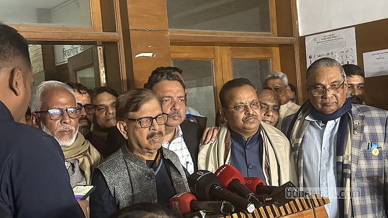 ‘মব করে’ মনোনয়নপত্র বাতিল ‘করা হচ্ছে’ বলে অভিযোগ তুলেছেন বগুড়া-২ আসনে মনোনয়নপত্র বাতিল হওয়া নাগরিক ঐক্যের সভাপতি মাহমুদুর রহমান মান্না।